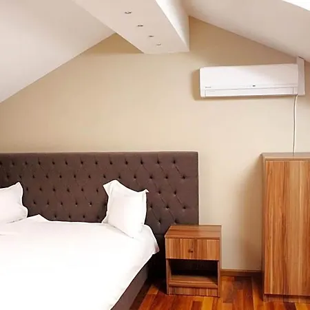 Papion 3* Bucharest